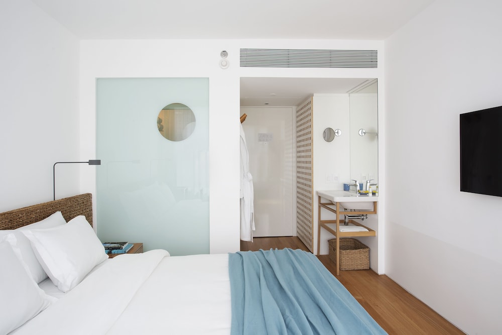 Double or Twin Room, City View - Photo 3
