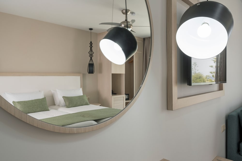 Superior Twin Room thumbnail 6