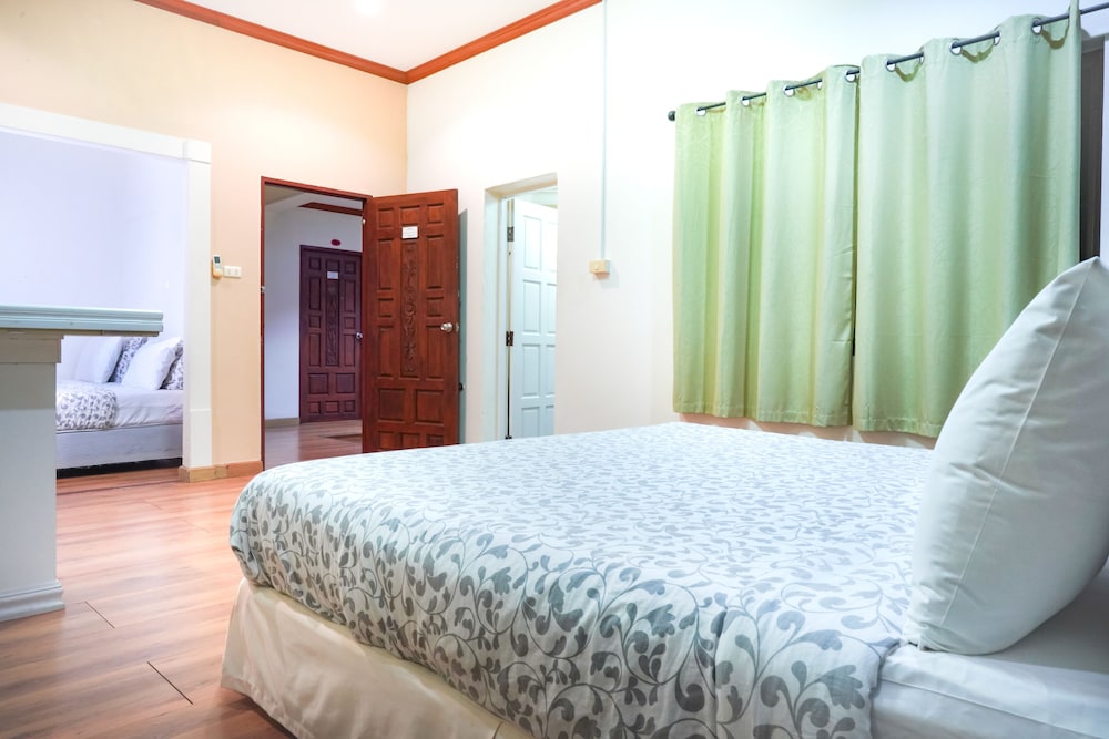 Deluxe Quadruple Room - Photo 11
