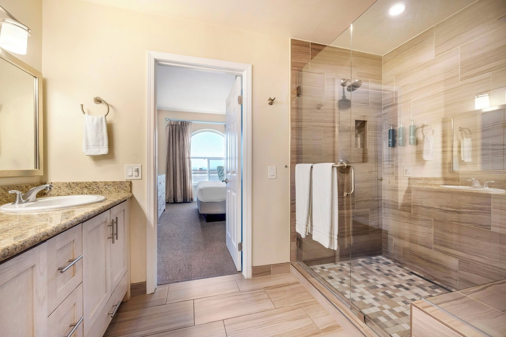 2 Bedroom Street Facing 1 King 2 Twins Suite - Photo 6