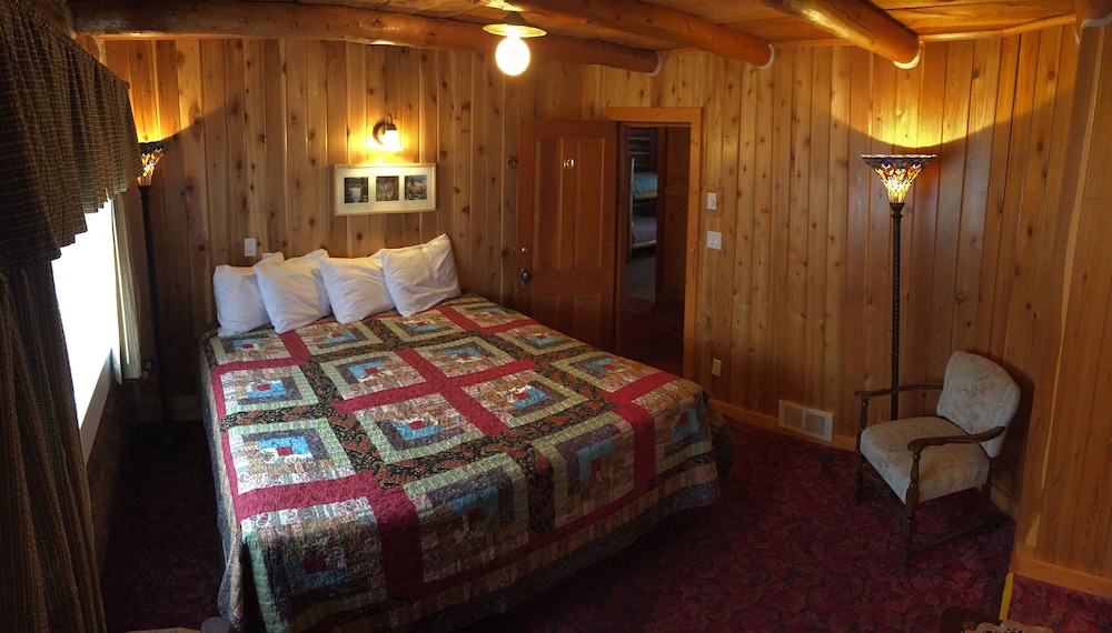 Hotel, Lewis Lake (9), King, Private Bath, Tub/Shower, No Child -5, Shared TV,MW,F, No Roll-away photo 1