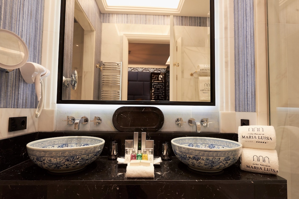 Premium Double Room, 1 King Bed - Photo 9
