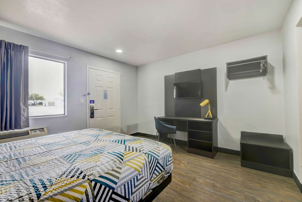 Standard Room, 1 Queen Bed, Smoking photo 2