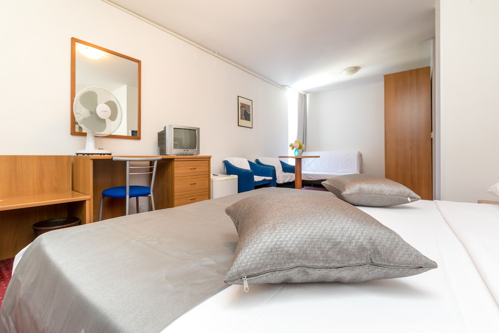 Triple Room, City View - Photo 4
