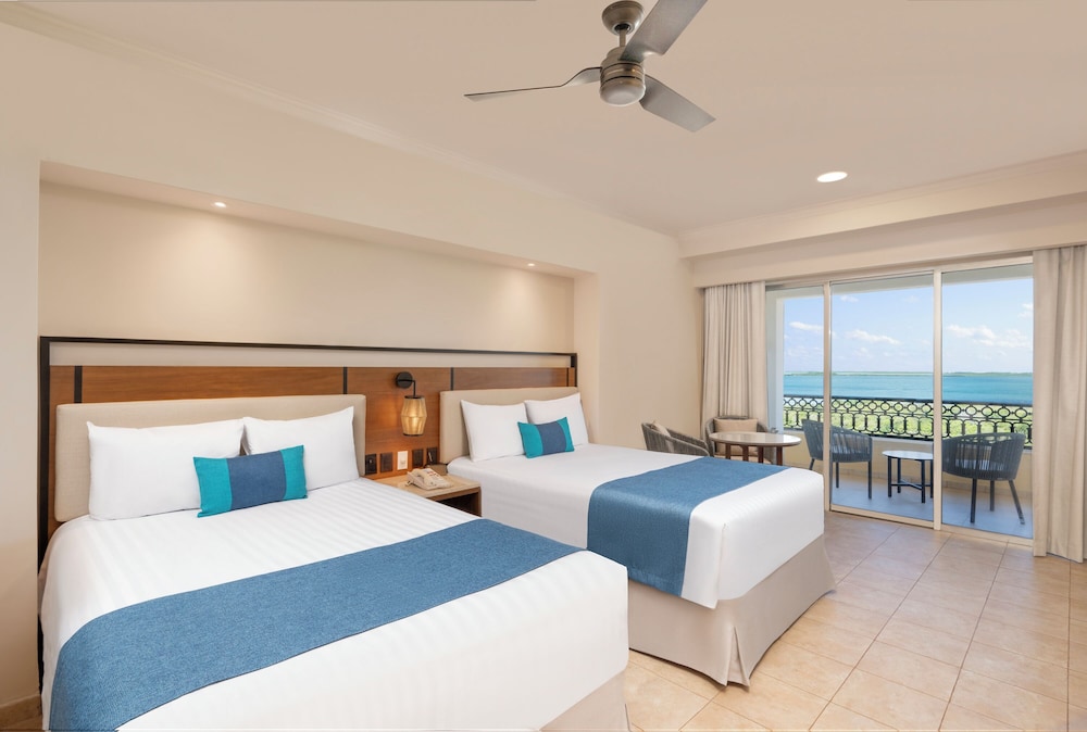 Deluxe Room, Balcony Lagoon View photo 1