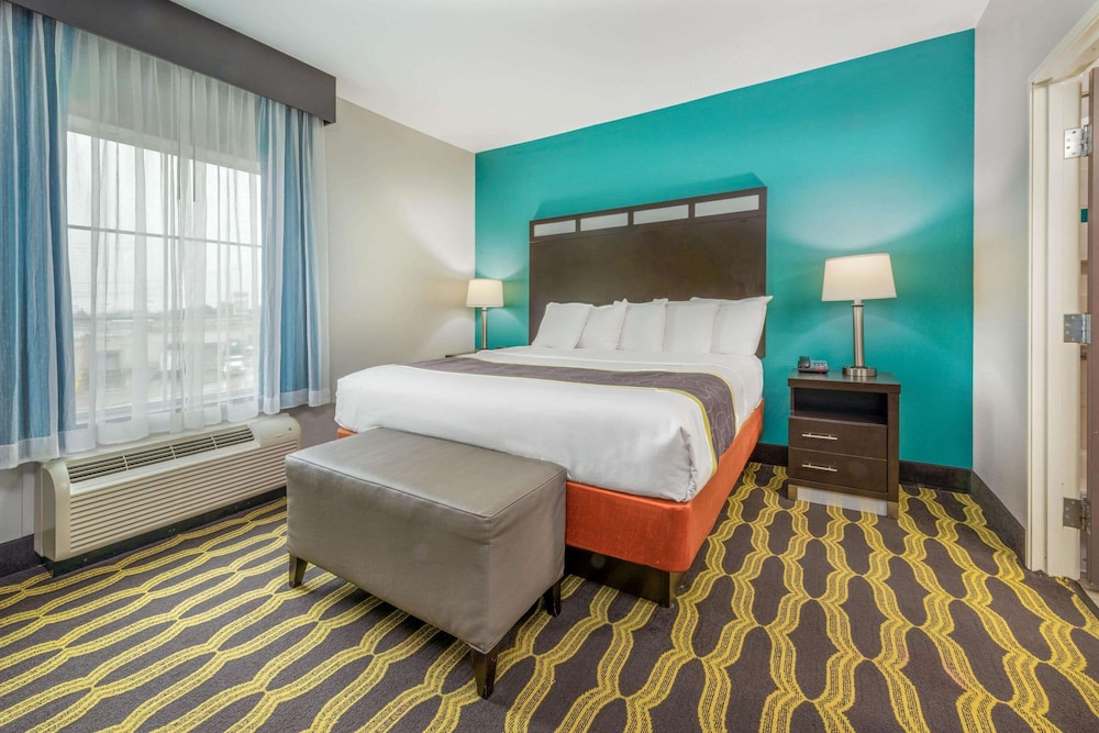 Executive Room, 1 King Bed, Accessible, Non Smoking (Mobility/Hearing, Roll-In-Shower) photo 3