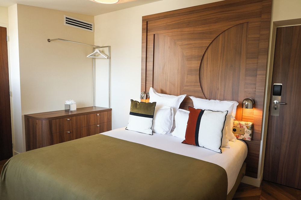Room with Eiffel Tower View photo 2