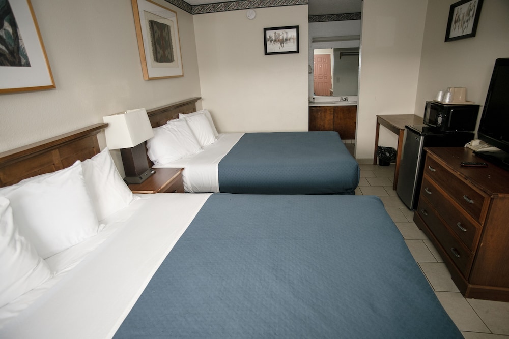 Room, 2 Queen Beds photo 3