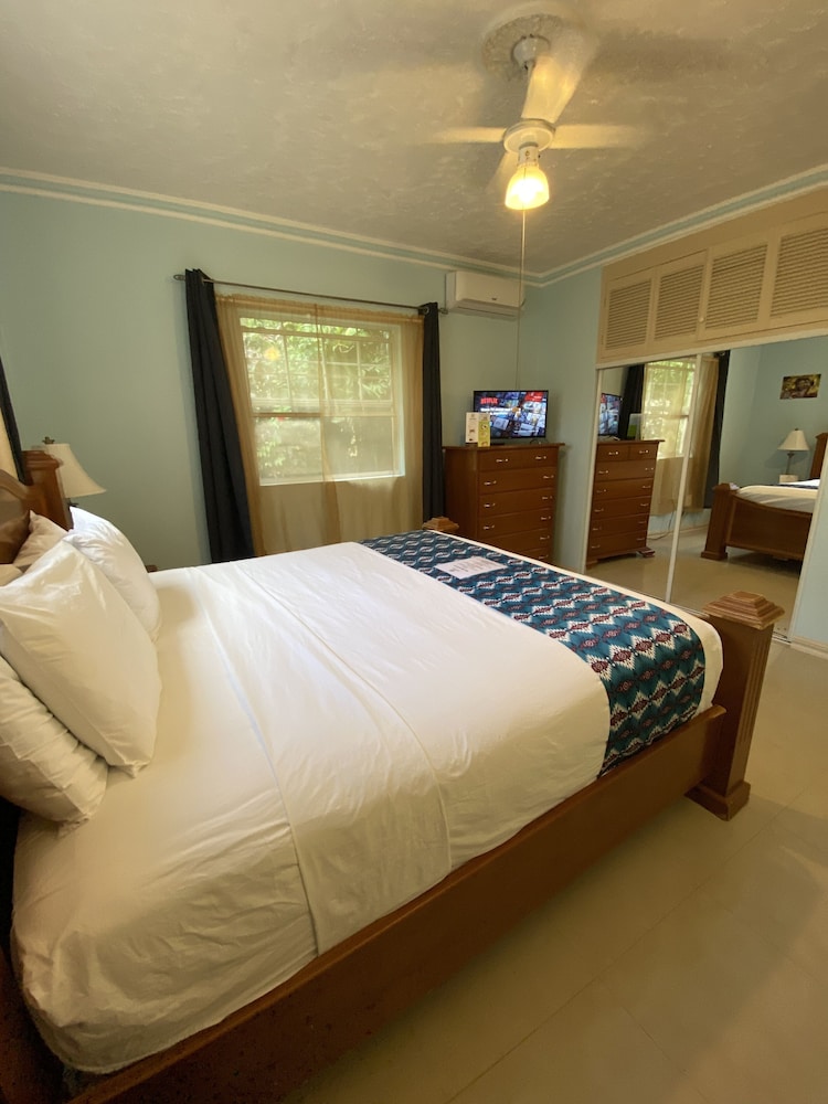 Standard Room, 1 King Bed, Pool Access, Garden Area