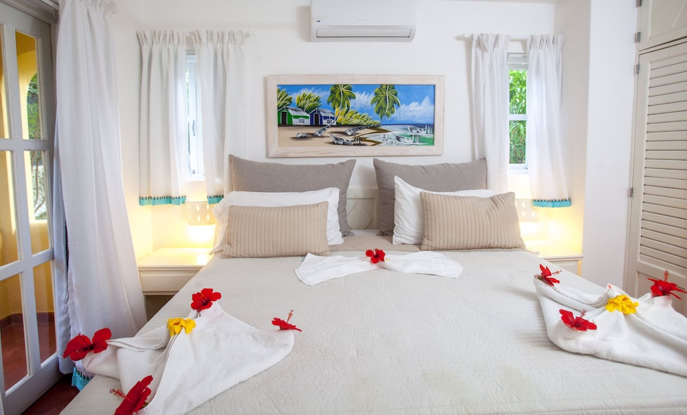 Los Corales Villas Beachfront Junior Suite photo 2
