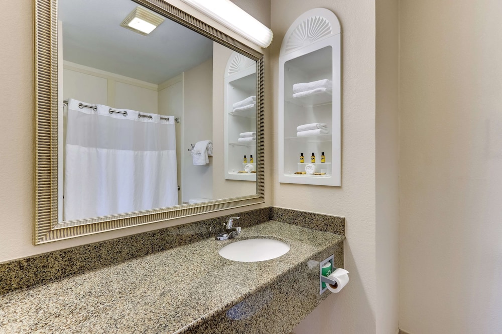 Standard Room, 2 Queen Beds, Non Smoking, Refrigerator & Microwave - Photo 3