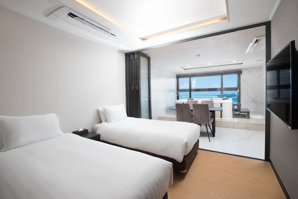Ocean Jacuzzi Suite (Ocean View) - Breakfast, Mirror ball Garden and Weekly Yacht for 1 pax