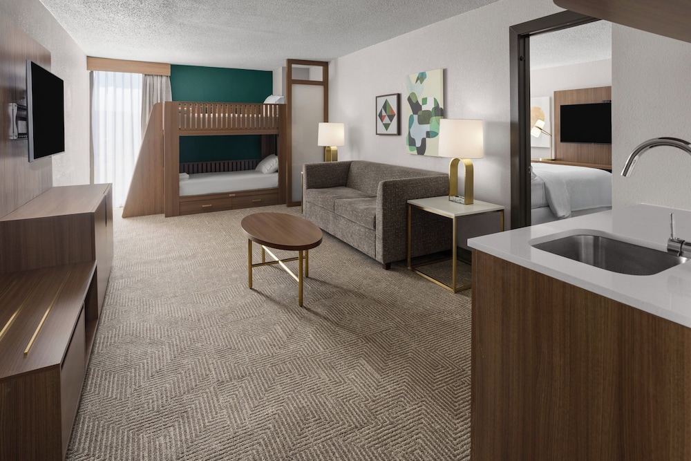 Suite, 1 Bedroom - Photo 2