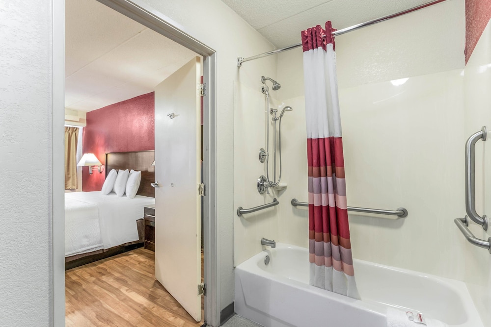 Superior Room, 1 King Bed, Accessible, Non Smoking - Photo 5