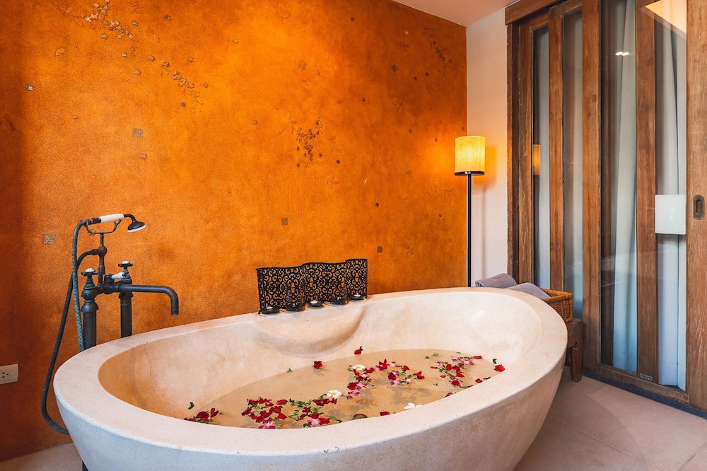 Honeymoon Room - Photo 8