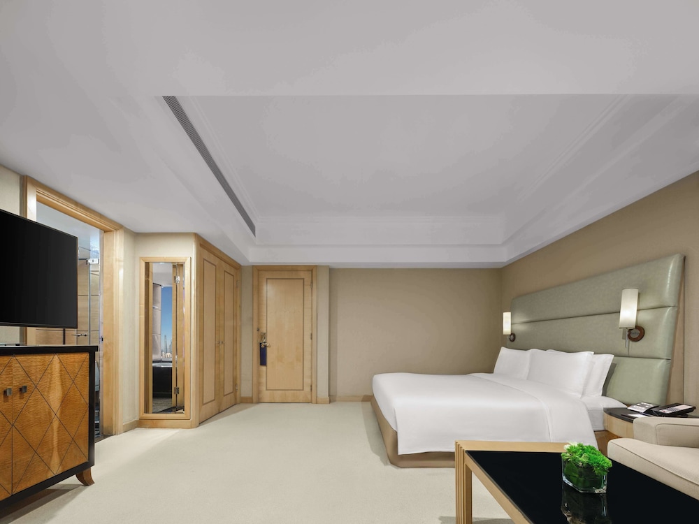 Deluxe Room, 1 King Bed, City View - Photo 2
