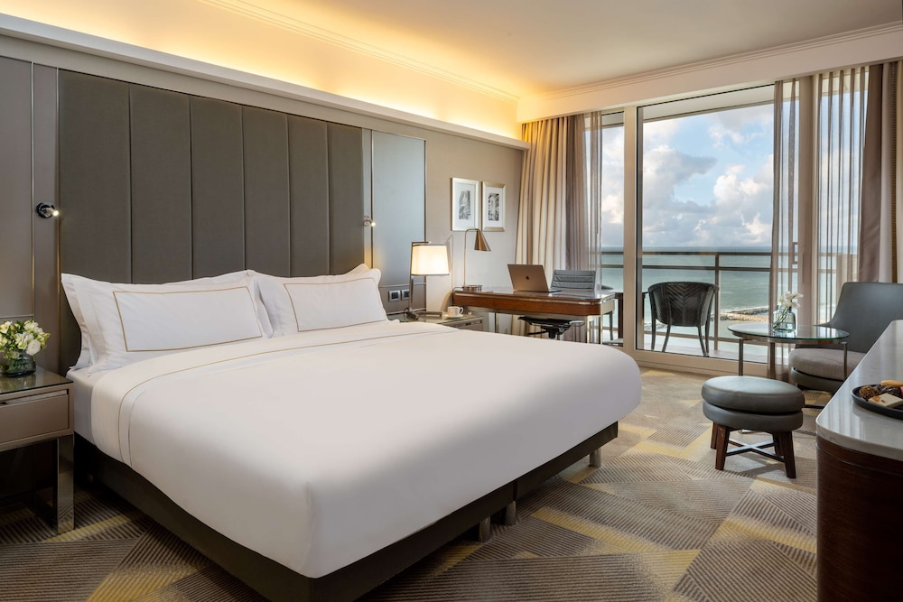 King Corner Vista Suite with Sea View