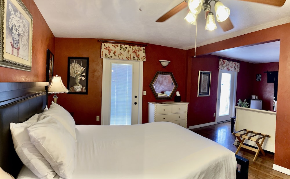 Suite, Private Bathroom, Mountain View (Columbia Mountain Suite) photo 3
