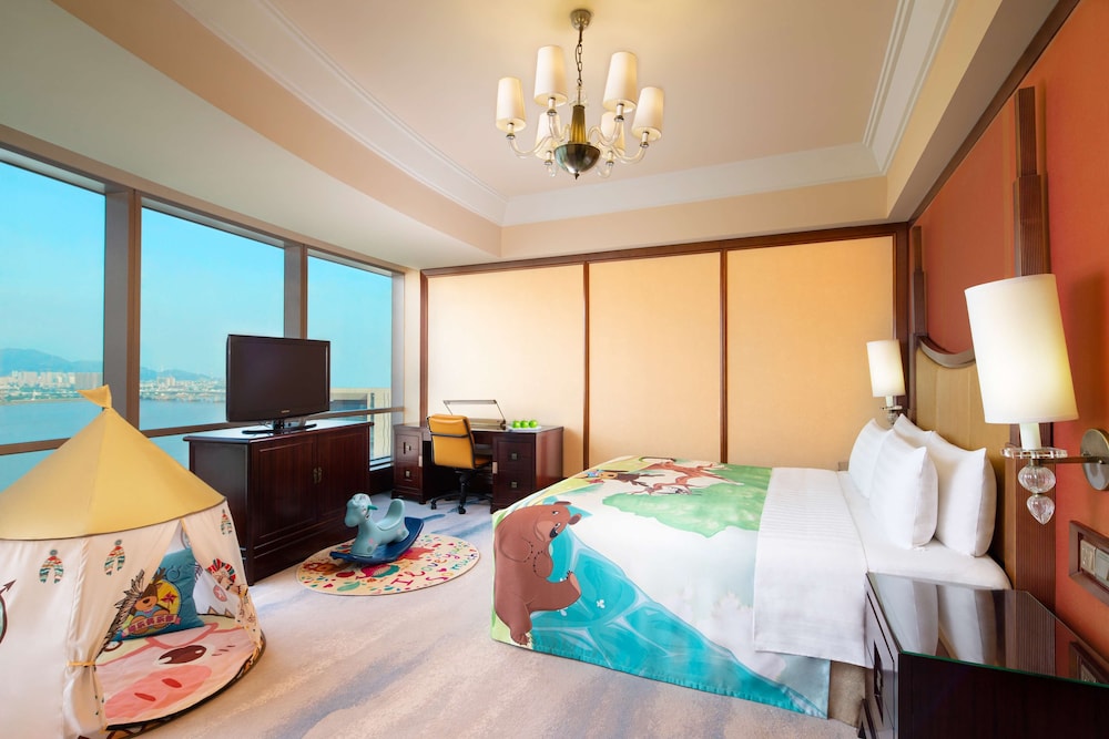 Premier Room, 1 King Bed photo 3