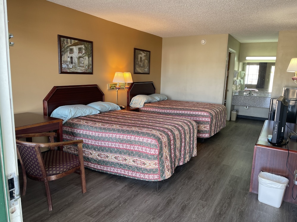 Standard Room (2 Full Beds) photo 2