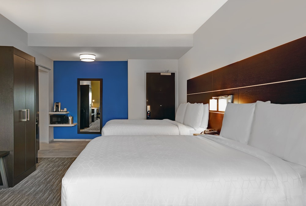 Suite, 2 Queen Beds, Accessible (Comm, Accessible Tub) photo 2