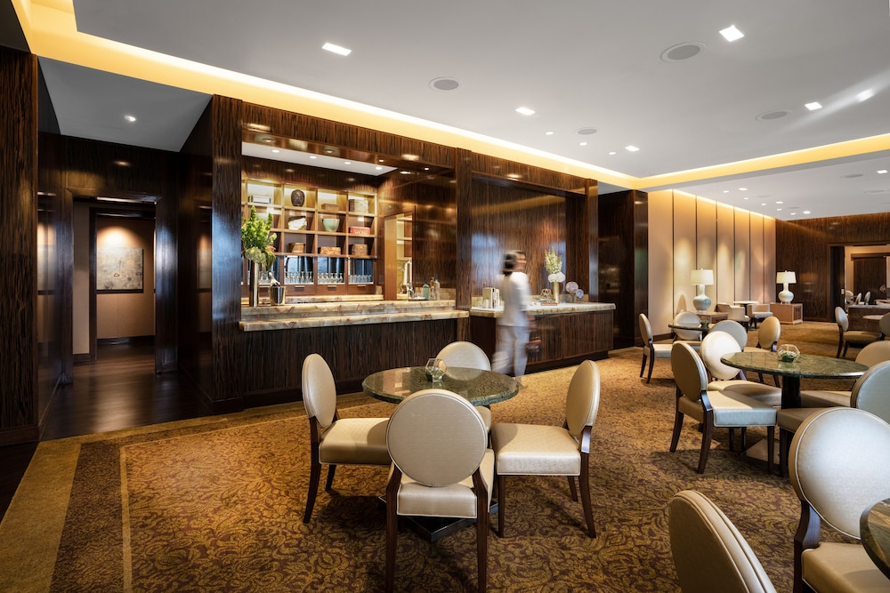 Newly Remodeled Luxury Two Queen Suite with Prestige Club Lounge Access - Photo 13
