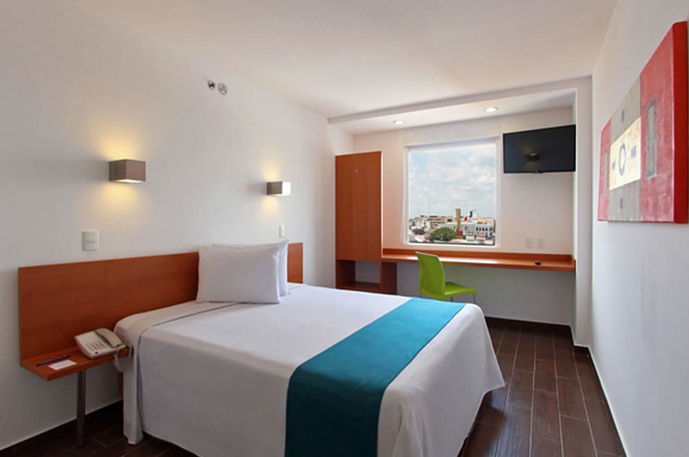 Standard Room, 1 Queen Bed photo 3