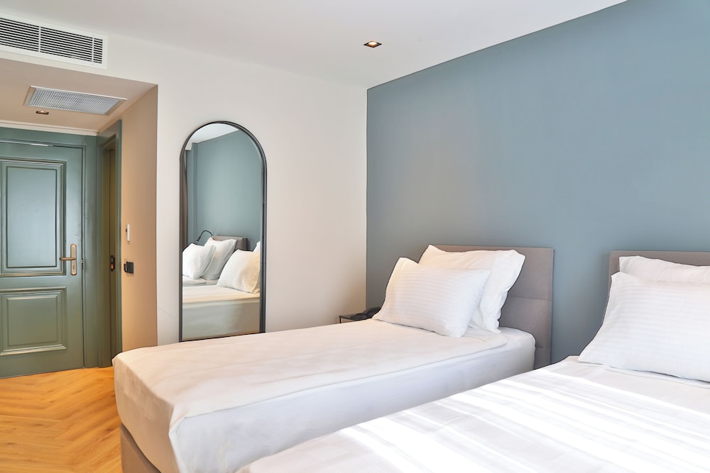 Comfort Room, 1 King Bed, City View thumbnail 5