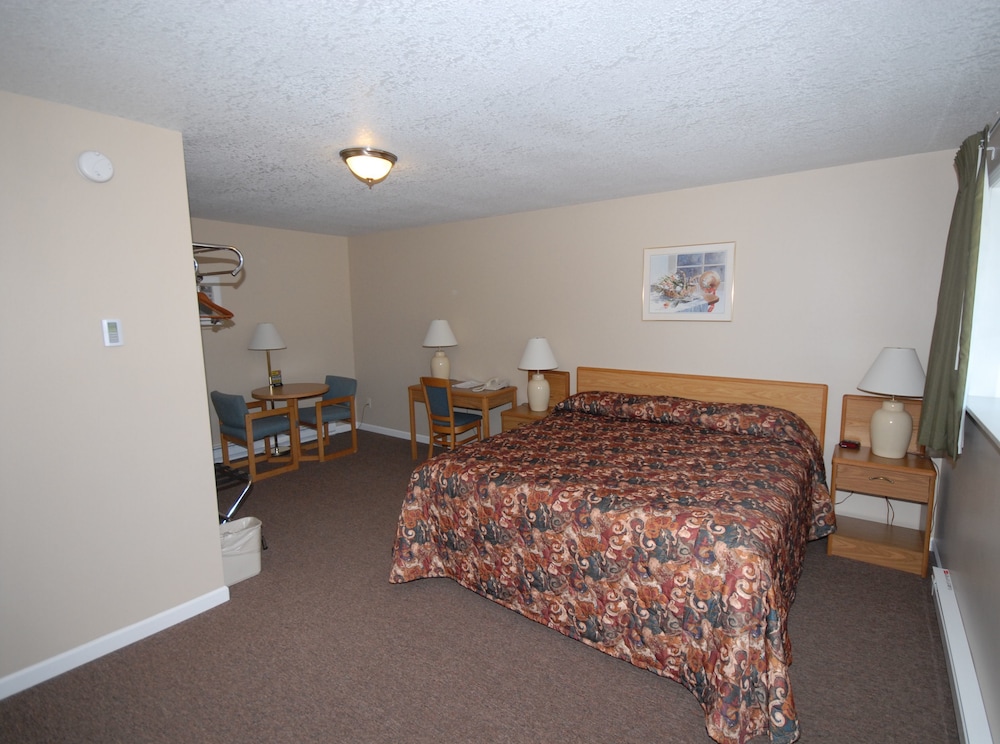 Deluxe Room, 1 King Bed, Non Smoking, Refrigerator & Microwave