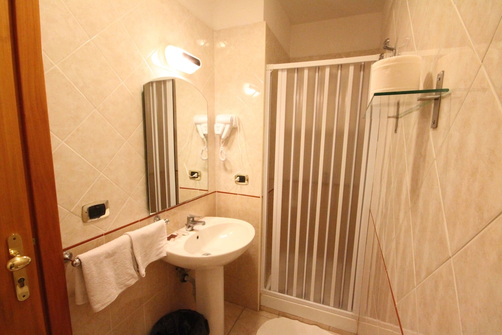 Standard Triple Room - Photo 4