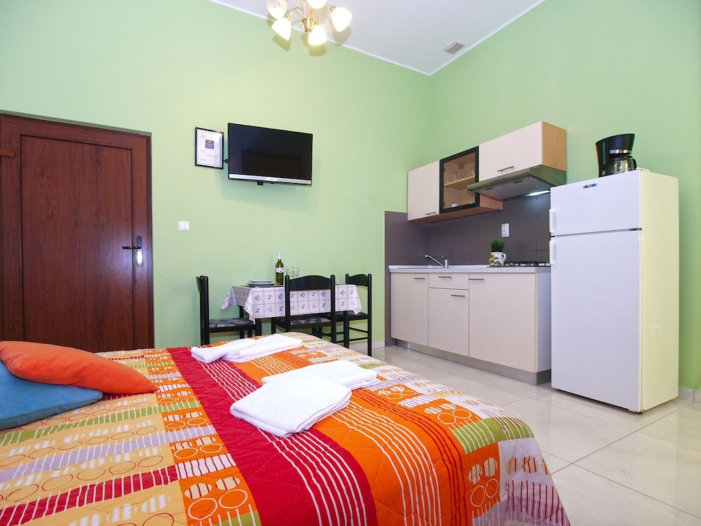 Apartment, 1 Bedroom (898/2090)