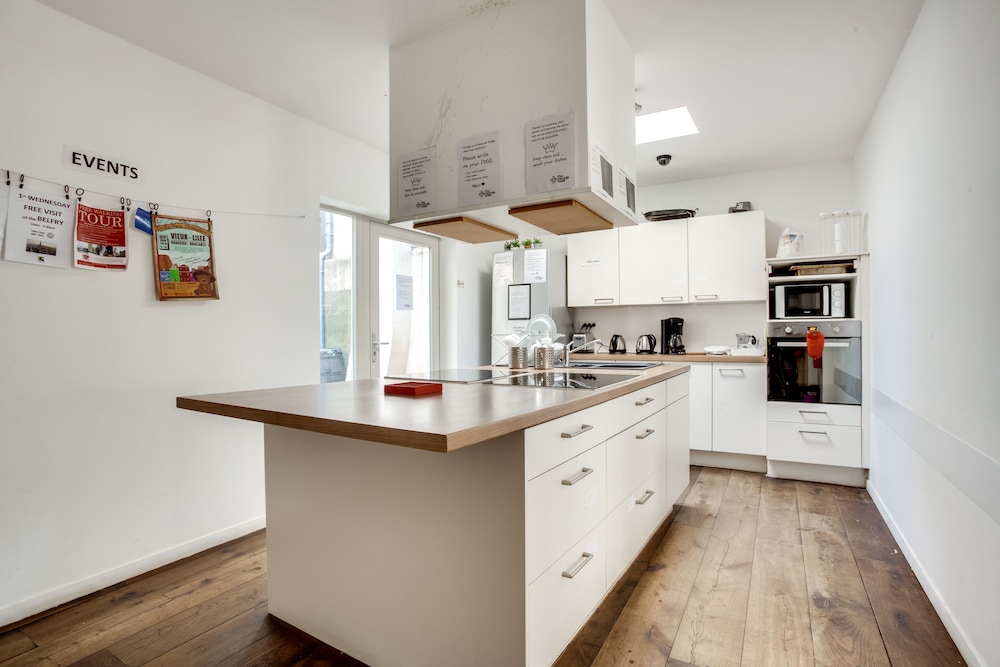 Private dormitory of 6 beds with shared bathroom photo 2