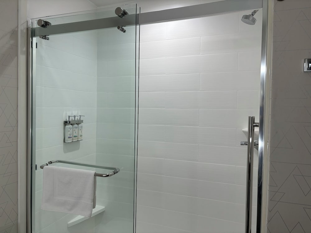 Standard Room, 1 King Bed (with Walk-In Shower) - Photo 7