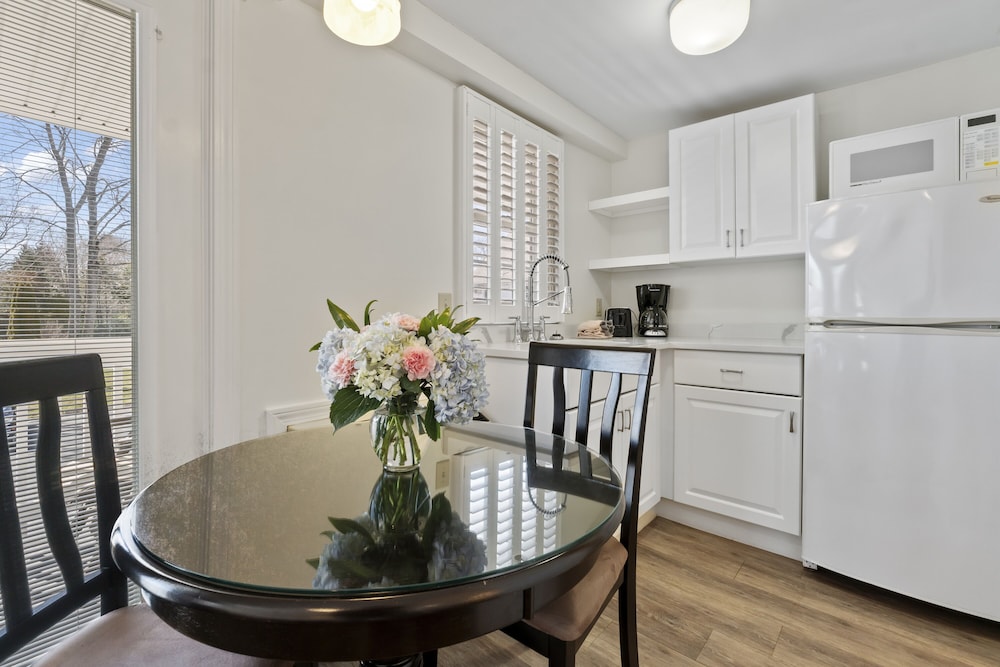 Studio, 1 Queen Bed, Kitchenette (Stairs Required) photo 3