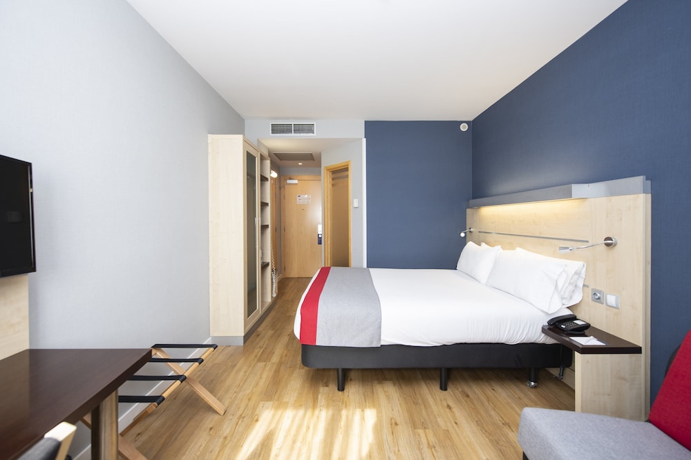 Standard Room, 1 Queen Bed with Sofa bed (Free Breakfast) - Photo 5