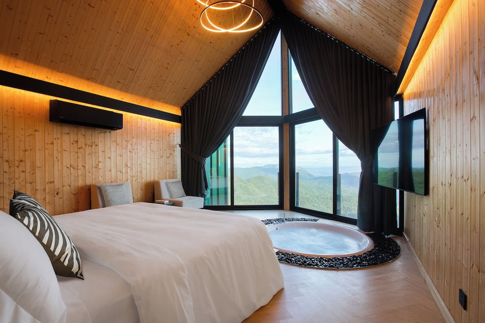 Honeymoon Suite - Photo 1