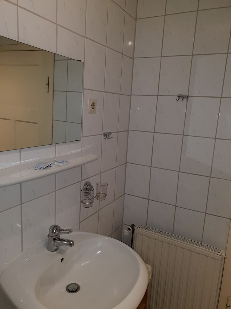 Double Room, Private Bathroom - Photo 4