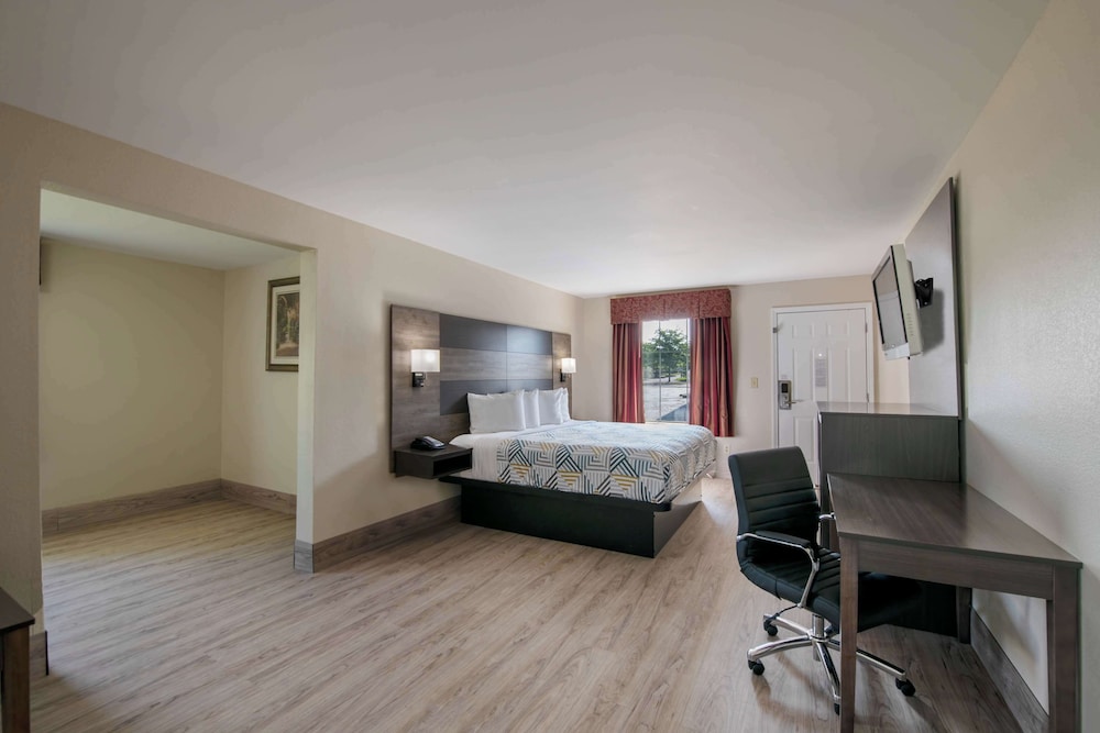 Deluxe Room, 1 King Bed, Non Smoking, Refrigerator & Microwave photo 3