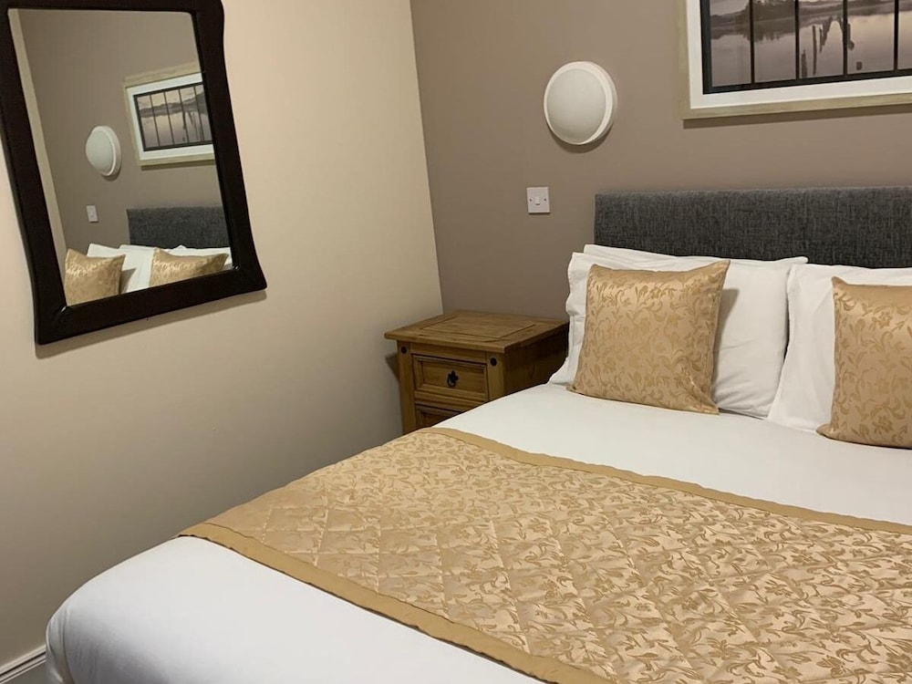 Basic Double Room, Shared Bathroom photo 3