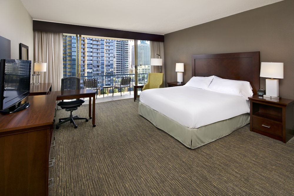 Room, 1 King Bed (Skyline) - Photo 4