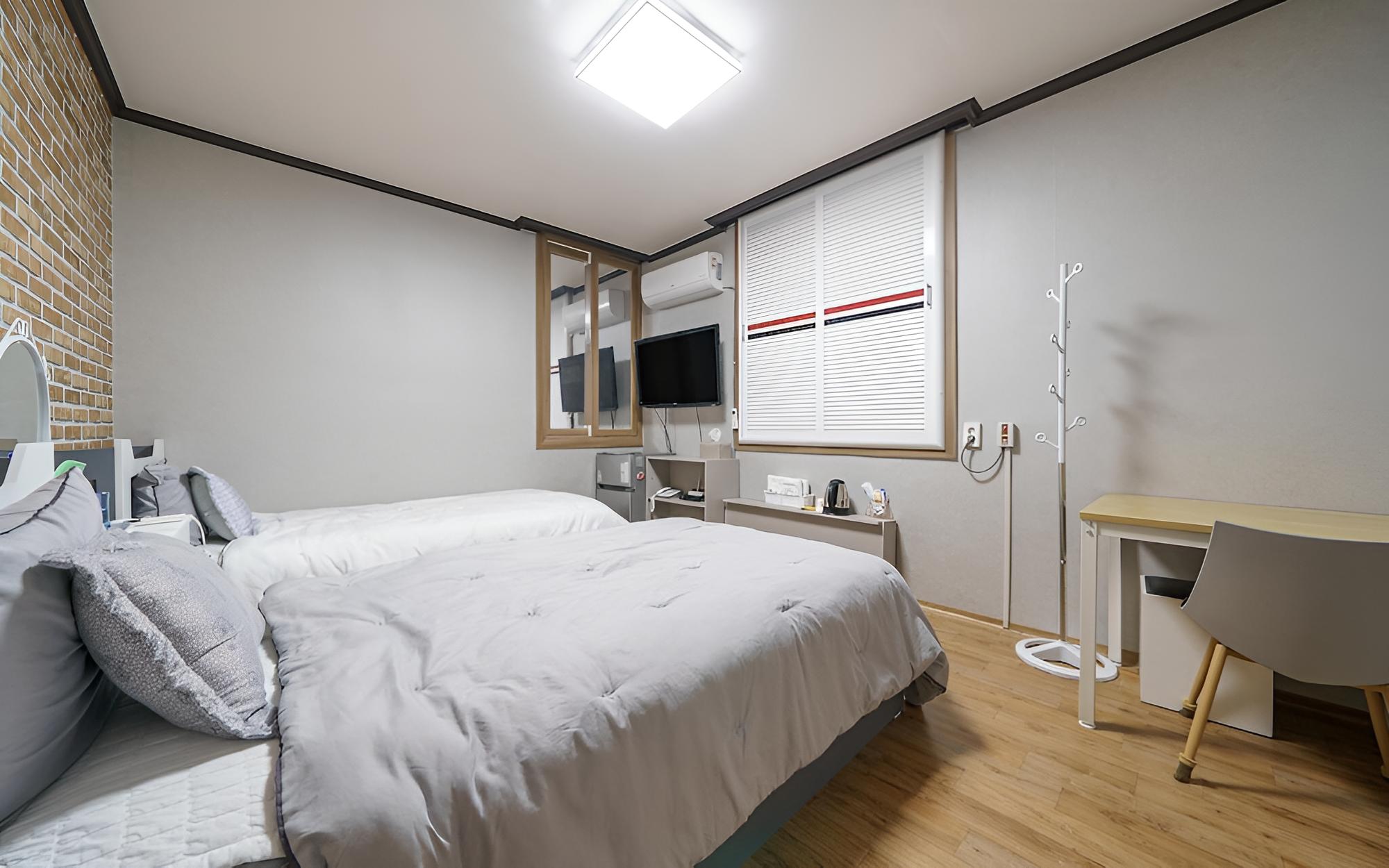 Room (Twin) - Photo 2