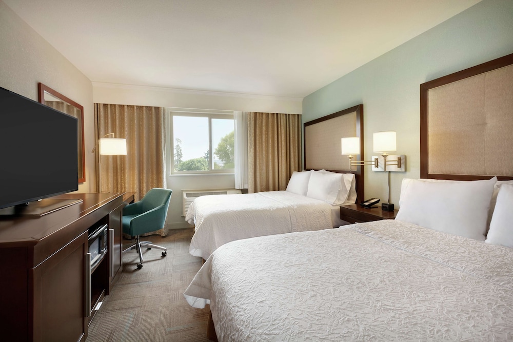 Room, 2 Queen Beds, Accessible, Bathtub - Photo 4