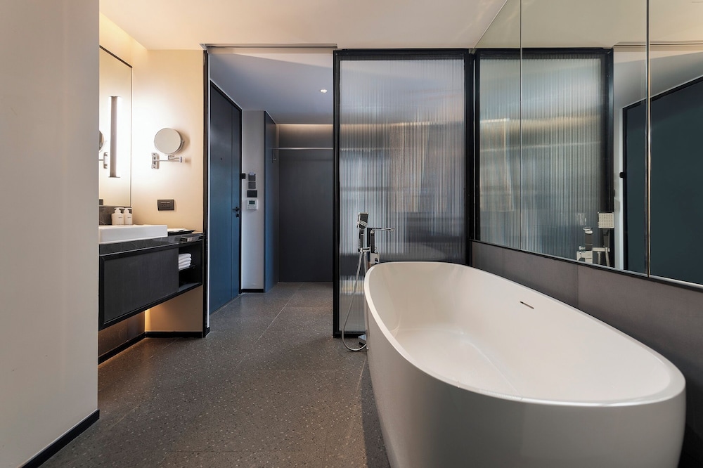 Deluxe Room, 1 King Bed, Air conditioning, City View thumbnail 5