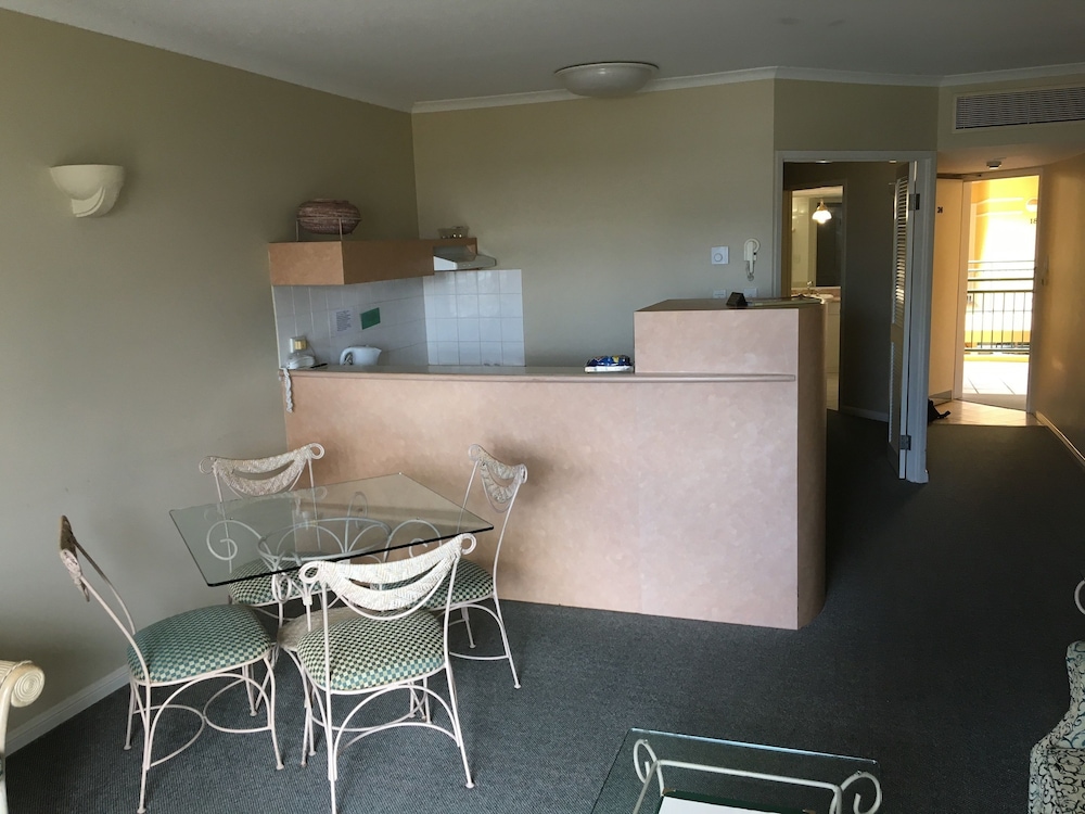 Standard Apartment, 1 Bedroom, Non Smoking (Walk In Shower) - Photo 2