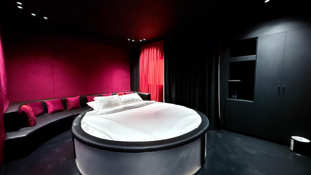 Honeymoon Room, Jetted Tub photo 1