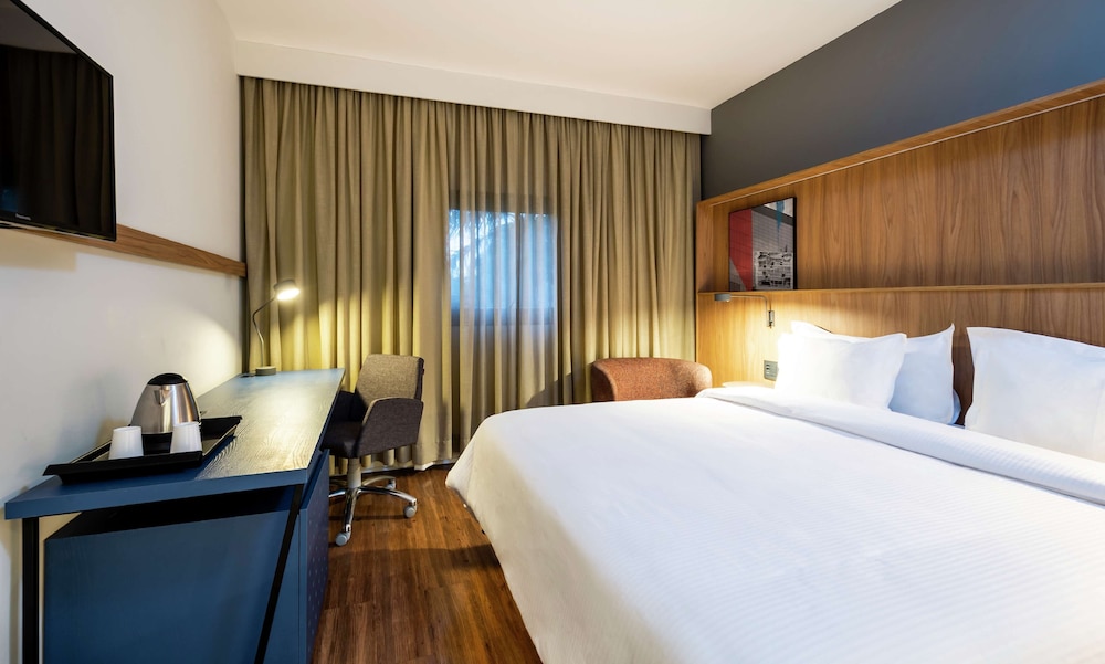 Room, 1 Queen Bed, Refrigerator