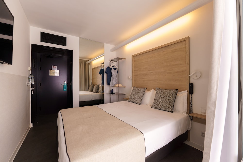 Standard Room thumbnail 5