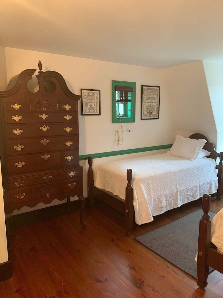Twin Room, 2 Twin Beds, Private Bathroom (Green Room) photo 3