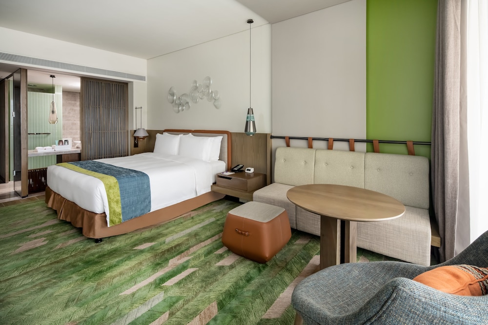 Premium Room, 1 King Bed, Pool View - Photo 2