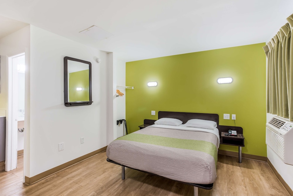 Deluxe Room, 1 Queen Bed, Non Smoking, Kitchenette - Photo 3